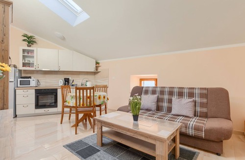 Pican Apartment | Modern apartment with fantastic views, pool, private parking, WiFi