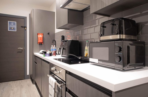 Bradford Apartment | Modern Apartment With Super King Bed