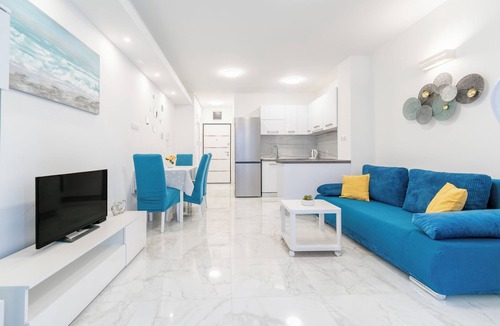 Istok Apartment | Modern apartment with balcony, close to the beach