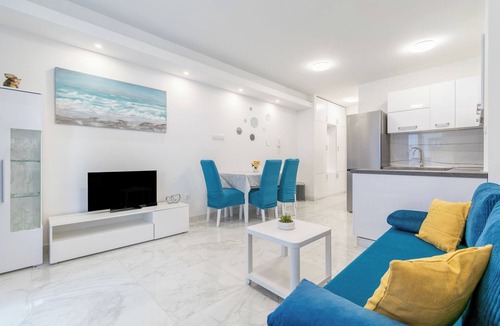 Istok Apartment | Modern apartment with balcony, close to the beach