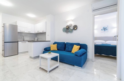 Istok Apartment | Modern apartment with balcony, close to the beach