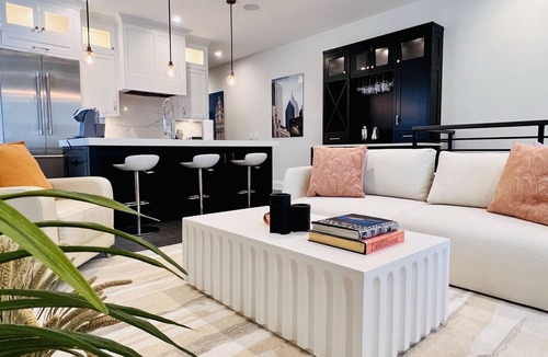 Near North Side Apartment | Modern Apartment with Private Rooftop Patio & Free Parking in Downtown Chicago