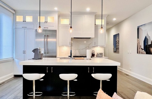 Near North Side Apartment | Modern Apartment with Private Rooftop Patio & Free Parking in Downtown Chicago