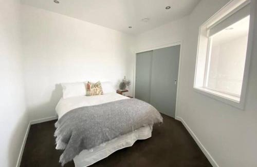 Ahuriri Apartment | Modern Apartment With Pool and Gym