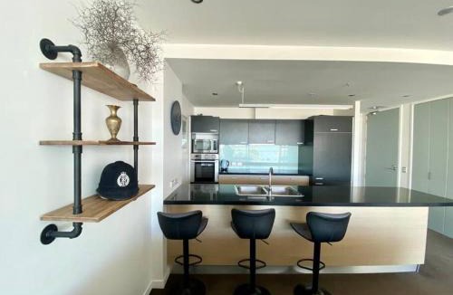 Ahuriri Apartment | Modern Apartment With Pool and Gym