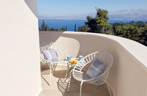 Supetar Apartment | Modern apartment with SEA VIEW, air conditioning, parking, 3 minutes from beach