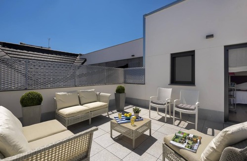 Santa Cruz Apartment | Modern Apartment with Terrace Near the Cathedral. Mateos Gago T.