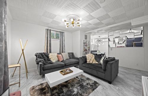 Audubon Apartment | Modern Apartment with Parking & Prime Location