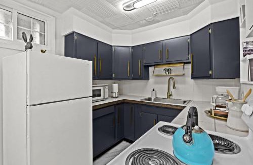 Audubon Apartment | Modern Apartment with Parking & Prime Location