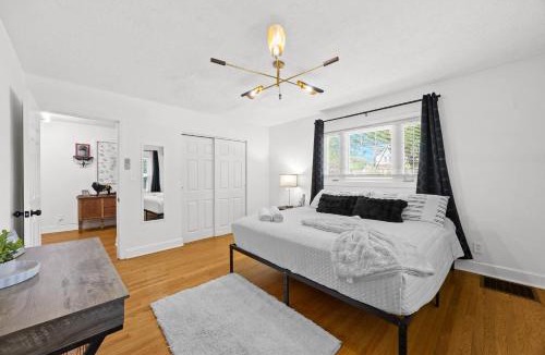 Audubon Apartment | Modern Apartment with Parking & Prime Location