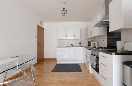 Wood Green Apartment | Modern Apartment "Woodleigh" Sleeps 4