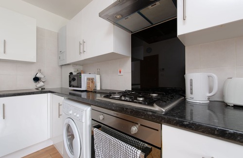 Wood Green Apartment | Modern Apartment "Woodleigh" Sleeps 4