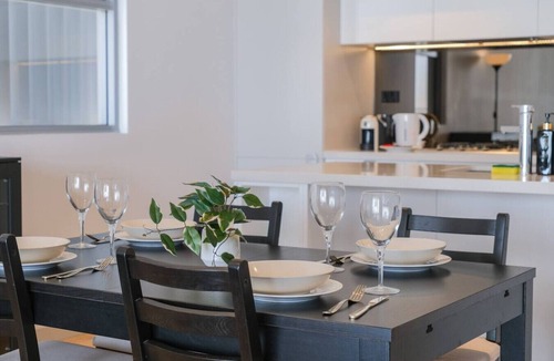 Burwood Apartment | Modern Apt - 3 BEDS/1 CAR/Nr Station/Eats/CBD