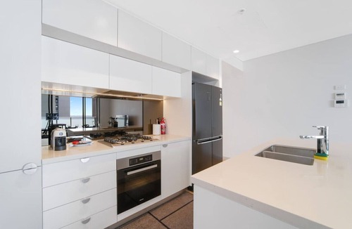 Burwood Apartment | Modern Apt - 3 BEDS/1 CAR/Nr Station/Eats/CBD