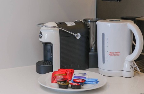 Burwood Apartment | Modern Apt - 3 BEDS/1 CAR/Nr Station/Eats/CBD