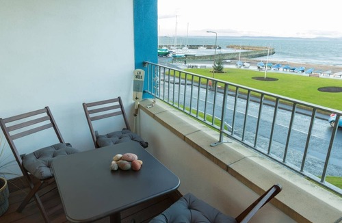 Fisherrow Apartment | Modern apt, amazing Harbour views, wifi & Parking