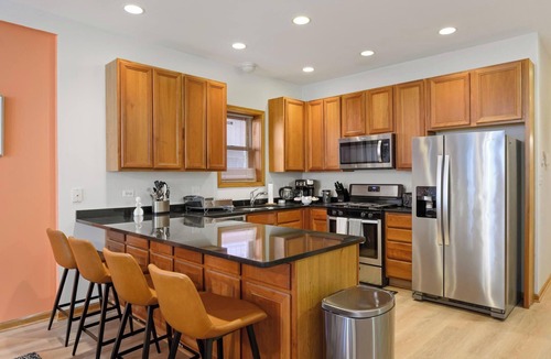 Wicker Park Apartment | Modern Apt, Billiards, 1 Private Patio,1 Parking