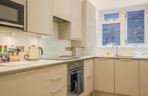 Brondesbury Park Apartment | Modern Apt