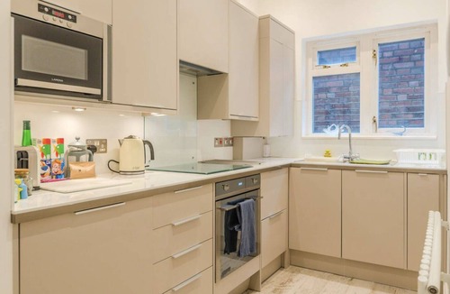 Brondesbury Park Apartment | Modern Apt