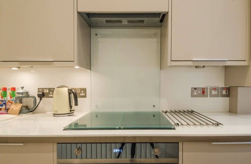 Brondesbury Park Apartment | Modern Apt