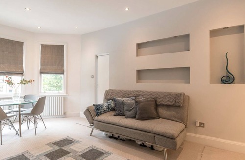 Brondesbury Park Apartment | Modern Apt
