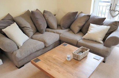 Epsom Apartment | ⭐Modern Apt in Epsom-Self Check in & Free Parking