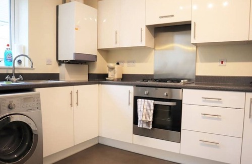 Epsom Apartment | ⭐Modern Apt in Epsom-Self Check in & Free Parking