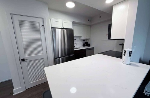 Pentagon City Apartment | Modern Apt in Prime Location - Walk to Metro