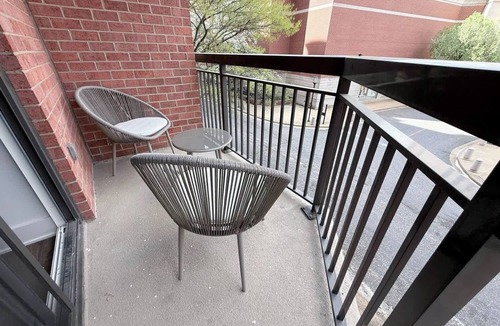 Pentagon City Apartment | Modern Apt in Prime Location - Walk to Metro