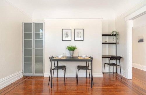 Mosswood Apartment | Modern Apt near all conveniences