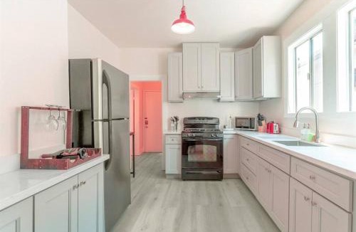 Mosswood Apartment | Modern Apt near all conveniences