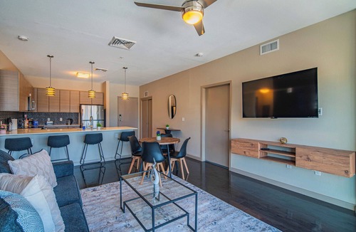 Evans Churchill Apartment | Modern Apt Near ASU & Roosevelt Row + Parking|WD