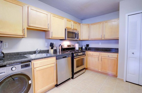 Crystal City Apartment | Modern Apt Near D.C. | Easy Metro Access