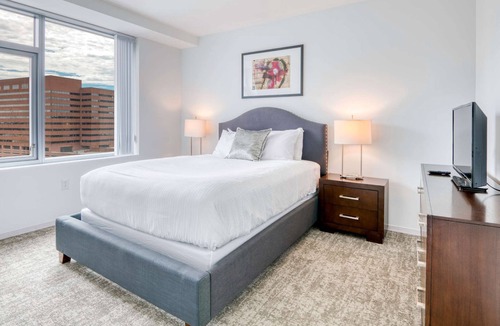 East Cambridge Apartment | Modern Apt Near Kendall Square with Courtyard