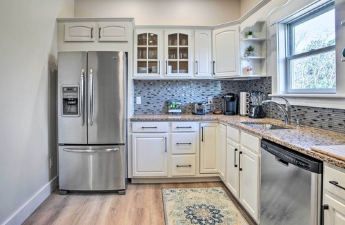 Lagoon Heights Apartment | Modern Apt Near Martha's Vineyard Beaches!