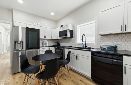 Fuller Park Apartment | Modern Apt Near the Loop