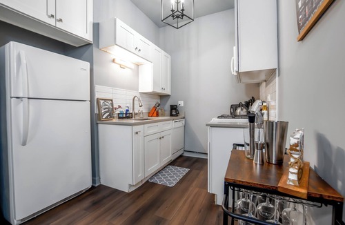 Woodlawn Condo | Modern Apt Near U of Chicago!