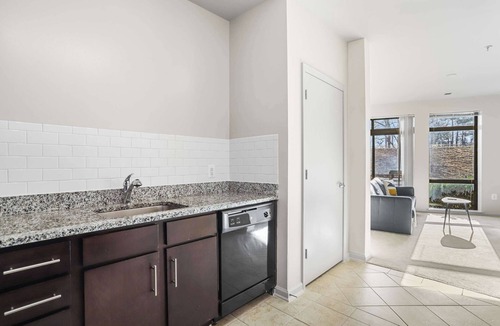 Arlington Apartment | Modern Apt Steps from Metro & Pentagon City