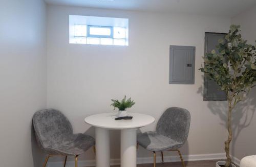 West Ridge Apartment | Modern Apt w Private Entrance Washer Dryer Free Parking