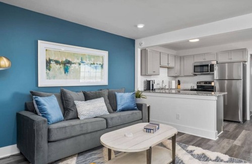 Forest Park Apartment | Modern Apt w/Skyline Views + Parking