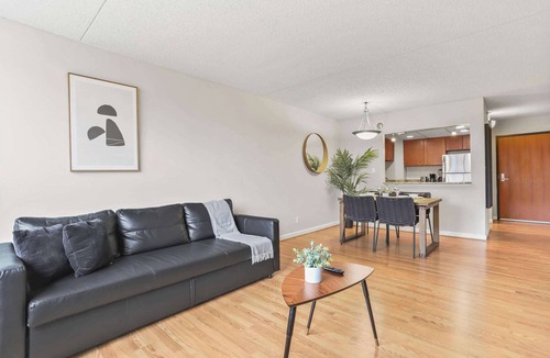 Crystal City Apartment | Modern Apt Walkable to Metro + Gym
