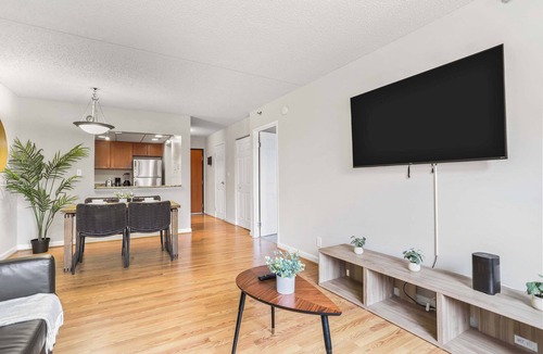 Crystal City Apartment | Modern Apt Walkable to Metro + Gym