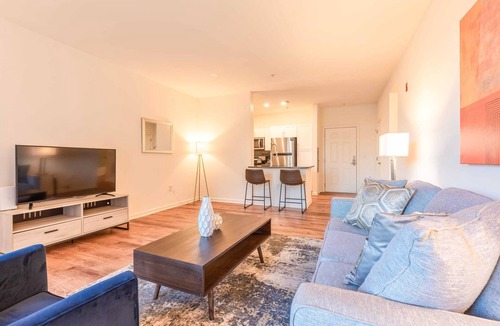 North Waltham Apartment | Modern Apt with Balcony