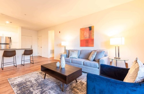 North Waltham Apartment | Modern Apt with Balcony