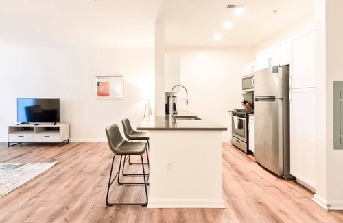 North Waltham Apartment | Modern Apt with Balcony