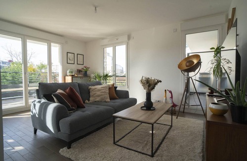 Puteaux Apartment | Modern Apt With Balcony Near Paris