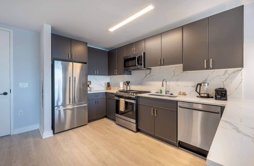 New Rochelle Apartment | Modern Apt with Golf Simulator and Gym