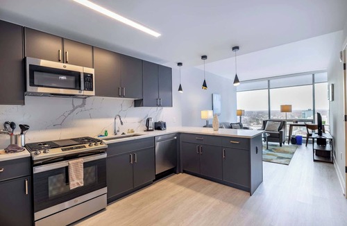 New Rochelle Apartment | Modern Apt with Golf Simulator and Gym