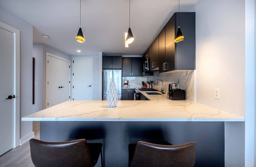 New Rochelle Apartment | Modern Apt with Golf Simulator and Gym