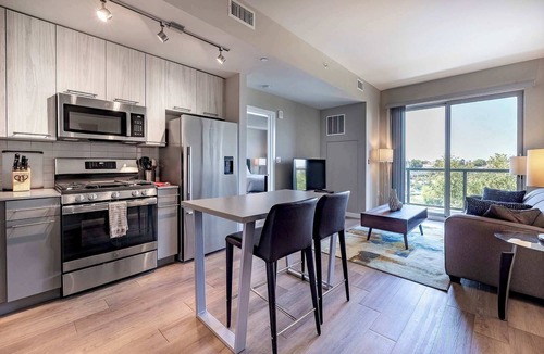 Stamford Apartment | Modern Apt with Luxury Amenities